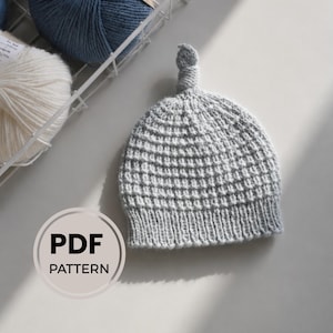 Strickanleitung für eine Baby-Knotenmütze. PDF-Strickanleitung für eine Knotenmütze, Strickanleitung für eine Pixie-Mütze für Neugeborene bis 12 Monate, Anleitung für eine Babymütze aus DK-Merinowolle.