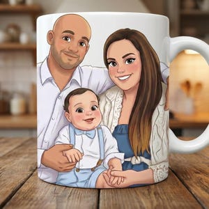 Könnte beinhalten: Weißer Keramikbecher mit einer Familienporträt-Illustration. Das Kunstwerk zeigt einen Mann, eine Frau und ein Baby, die alle lächeln. Der Mann ist kahl und trägt ein weißes Hemd. Die Frau hat lange braune Haare und trägt ein blaues Kleid und eine weiße Strickjacke. Das Baby trägt eine blaue Fliege und Hosenträger.