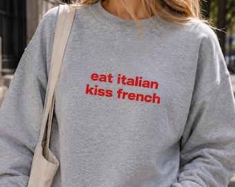 Sudadera francesa Eat Italian Kiss, top de verano europeo, sudadera de viaje, top con estética de chica cool, jersey urbano, sudadera Gildan de cuello redondo