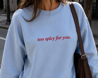 Sudadera "Too Spicy For You", cuello redondo Gildan, top estilo Y2K para chicas guapas, sudadera femenina de moda, regalo para ella, top atrevido para chicas, sudadera para chicas con estilo.