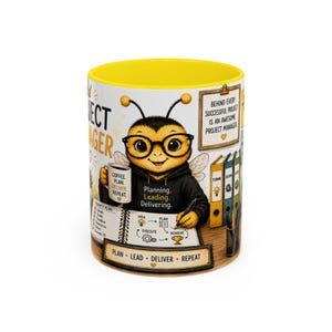 Pode incluir: Uma caneca de cerâmica com borda amarela apresentando uma abelha de desenho animado com óculos e moletom preto. O design inclui o texto "Planning. Leading. Delivering." e "PLAN - LEAD - DELIVER - REPEAT" ao lado de uma prancheta, pastas e uma caneca.