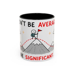 Könnte beinhalten: Ein weißer Keramikbecher mit schwarzem Innenraum und Rand. Die Außenseite zeigt eine Cartoon-Illustration einer Strichmännchen-Figur, die auf einem Berggipfel steht und eine rote Flagge hält. Der Text lautet DON'T BE AVERAGE und BE SIGNIFICANT.