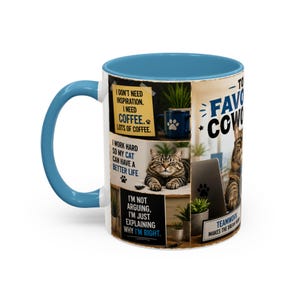 Puede incluir: Taza de cerámica con asa e interior azules. La taza presenta un collage de imágenes y texto, que incluye un gato, café y la frase "Trabajo duro para que mi gato pueda tener una vida mejor".