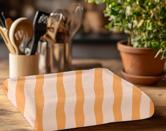 Pano de prato de microfibra com listras onduladas laranja, ideal para presente de boas-vindas ou chá de panela, perfeito para dar um toque de cor divertido à sua cozinha.