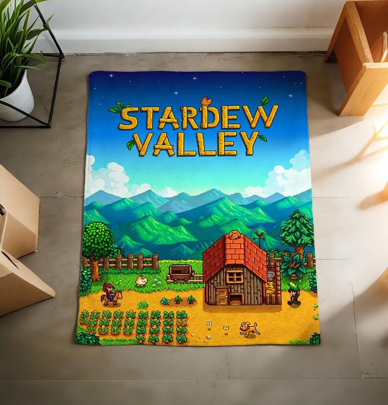 Pu&ograve; includere: Tappeto rettangolare a tema Stardew Valley. Presenta un paesaggio vibrante con una casa, colture e il titolo del gioco. Il design include un cielo blu, montagne verdi e una scena dettagliata della fattoria.