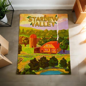 Pu&ograve; includere: Tappeto rettangolare con un'illustrazione colorata di un paesaggio rurale e il testo "Stardew Valley". L'immagine raffigura una casa, un silo e alberi, con uno stagno in primo piano. I colori sono verde, giallo, arancione e blu.