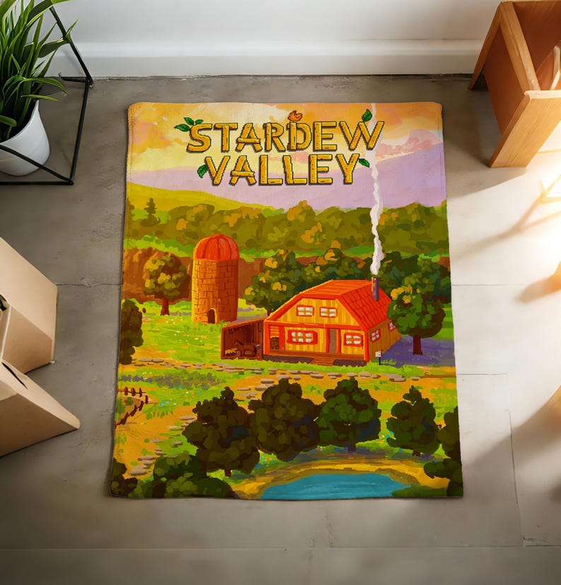 Pu&ograve; includere: Tappeto rettangolare con un'illustrazione colorata di un paesaggio rurale e il testo "Stardew Valley". L'immagine raffigura una casa, un silo e alberi, con uno stagno in primo piano. I colori sono verde, giallo, arancione e blu.