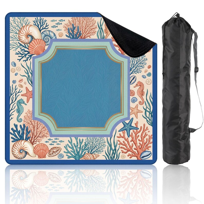 Op de afbeelding: Vierkante yogamat met een ontwerp van het zeeleven, met schelpen, zeepaardjes en koraal in tinten blauw, perzik en groen. Inclusief een zwarte draagtas met een trekkoordsluiting.
