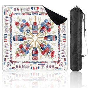K&ouml;nnte beinhalten: Eine quadratische Picknickdecke mit patriotischem Design mit Champagnerflaschen, Blumen und Flaggen in Rot, Wei&szlig; und Blau. Inklusive einer schwarzen Tragetasche.