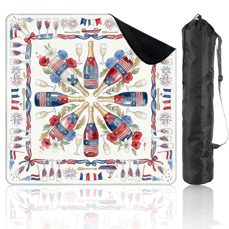 K&ouml;nnte beinhalten: Eine quadratische Picknickdecke mit patriotischem Design mit Champagnerflaschen, Blumen und Flaggen in Rot, Wei&szlig; und Blau. Inklusive einer schwarzen Tragetasche.