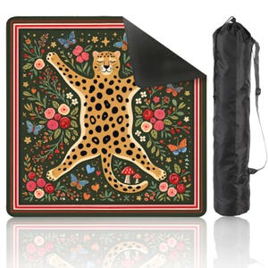 Pu&ograve; includere: Un tappetino da yoga con un motivo di ghepardo, fiori e farfalle su sfondo verde scuro. Il tappetino ha un lato inferiore nero e viene fornito con una borsa per il trasporto nera.