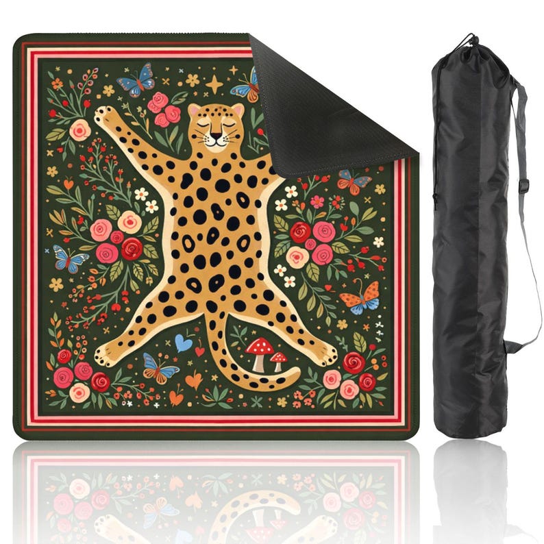 Pu&ograve; includere: Un tappetino da yoga con un motivo di ghepardo, fiori e farfalle su sfondo verde scuro. Il tappetino ha un lato inferiore nero e viene fornito con una borsa per il trasporto nera.