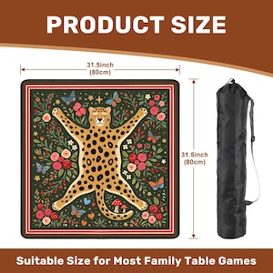 Pu&ograve; includere: Tappeto quadrato decorativo con un disegno di leopardo, circondato da fiori e farfalle. Misura 80 cm per lato. &Egrave; inclusa una borsa da trasporto nera. Il testo sull'immagine recita "PRODUCT SIZE" e "Suitable Size for Most Family Table Games."