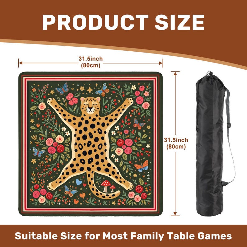 Pu&ograve; includere: Tappeto quadrato decorativo con un disegno di leopardo, circondato da fiori e farfalle. Misura 80 cm per lato. &Egrave; inclusa una borsa da trasporto nera. Il testo sull'immagine recita "PRODUCT SIZE" e "Suitable Size for Most Family Table Games."