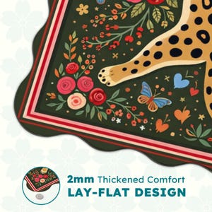 Pu&ograve; includere: Tappetino decorativo con sfondo verde scuro con un motivo floreale e ghepardo. Il bordo ha strisce rosse e bianche. Il tappetino ha un bordo smerlato e include il testo "2mm Thickened Comfort LAY-FLAT DESIGN".