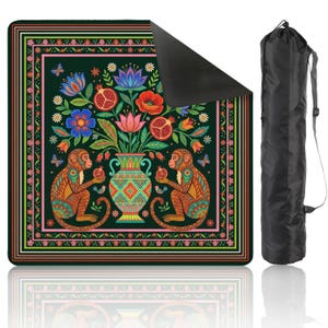 Könnte beinhalten: Eine quadratische Yogamatte mit einem farbenfrohen Blumen- und Affenmuster. Die Matte hat einen dunkelgrünen Hintergrund mit einer zentralen Vase voller Blumen und Granatäpfel, flankiert von zwei Affen. Eine schwarze Tragetasche ist enthalten.