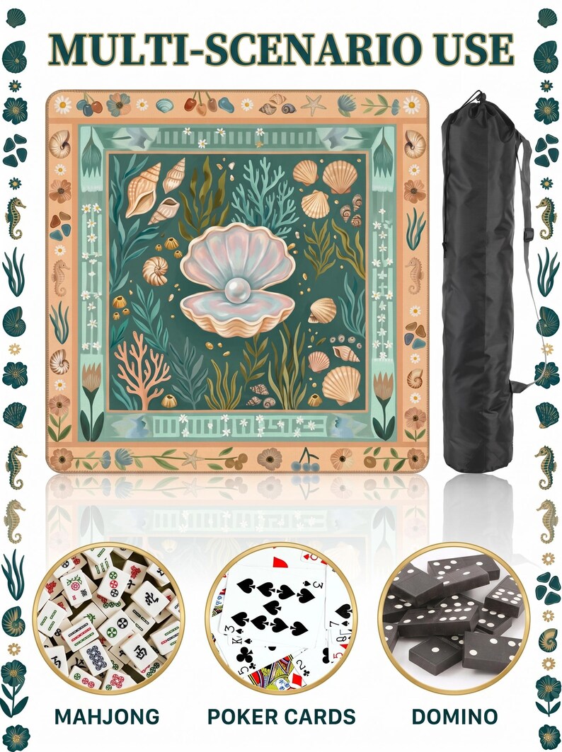 Puede incluir: Una alfombra de juego cuadrada y decorativa con un dise&ntilde;o tem&aacute;tico marino, con conchas marinas, coral y una perla en una ostra abierta. La alfombra va acompa&ntilde;ada de una funda de transporte negra. La imagen tambi&eacute;n muestra fichas de Mahjong, cartas de p&oacute;quer y domin&oacute;.