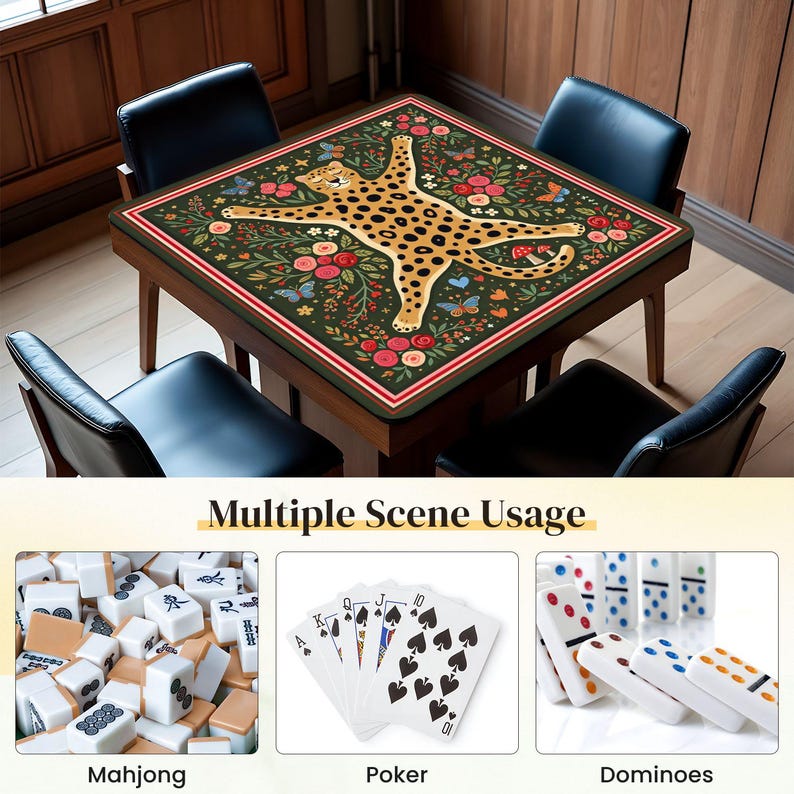 Pu&ograve; includere: Un tavolo quadrato in legno con un piano decorativo con un disegno di leopardo circondato da fiori e farfalle. Il tavolo &egrave; circondato da quattro sedie nere. L'immagine mostra anche tessere di mahjong, carte da gioco e domino.