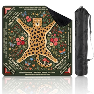 Pu&ograve; includere: Tappetino da gioco Charleston quadrato verde con un motivo di ghepardo, fiori e farfalle. Il tappetino include le istruzioni di gioco e una borsa nera per il trasporto. Misure in centimetri.