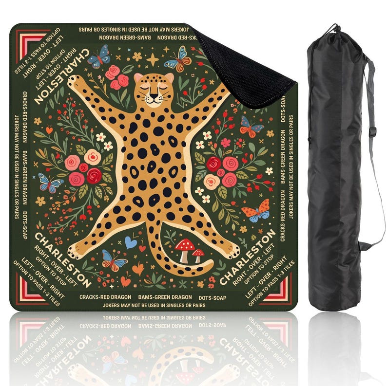 Pu&ograve; includere: Tappetino da gioco Charleston quadrato verde con un motivo di ghepardo, fiori e farfalle. Il tappetino include le istruzioni di gioco e una borsa nera per il trasporto. Misure in centimetri.