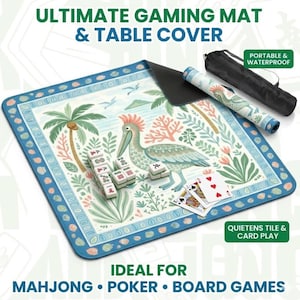 Puede incluir: Una alfombrilla de juego y cubierta de mesa con un diseño costero, con un pelícano, palmeras y coral. La alfombrilla incluye fichas de mahjong y naipes. El texto en la alfombrilla dice "ULTIMATE GAMING MAT & TABLE COVER" y "IDEAL FOR MAHJONG • POKER • BOARD GAMES."