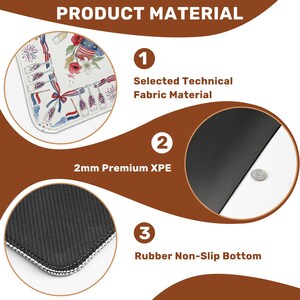 K&ouml;nnte beinhalten: Bild, das die Materialzusammensetzung einer dekorativen Matte zeigt. Sie verf&uuml;gt &uuml;ber ein ausgew&auml;hltes technisches Gewebe, 2 mm Premium-XPE und eine rutschfeste Gummiunterseite. Die obere Schicht hat ein patriotisches Design mit Feuerwerk und Flaggen.