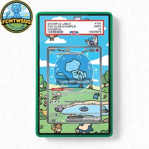 Puede incluir: Una carta Pokémon calificada con un personaje Mew EX azul, ambientada en un paisaje colorido con otros personajes Pokémon. La carta está dentro de un soporte verde con una etiqueta PSA, que muestra detalles como la calificación y el número de serie. El texto "CARD NOT INCLUDE" es visible.