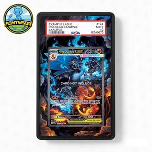 Puede incluir: Una tarjeta coleccionable calificada con una tarjeta Mega Charizard X EX, encerrada en un soporte protector negro. La tarjeta tiene una combinación de colores azul y naranja con el texto "CARD NOT INCLUDE". El soporte tiene una etiqueta PSA con el texto "EXAMPLE".