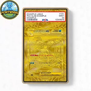 Könnte beinhalten: Eine goldfarbene Sammelkarte in einem durchsichtigen PSA-Gehäuse mit einem weißen Etikett oben. Das Etikett zeigt EXAMPLE LABLE, PSA SLAB EXAMPLE, EXAMPLE, #124, MINT 10 und 12345678. Die Karte enthält japanischen Text und eine goldene Illustration.
