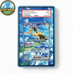 Puede incluir: Un protector rectangular PSA para cartas coleccionables con borde azul que contiene una carta Pokémon Zapdos ex. La etiqueta superior dice EXAMPLE LABLE, PSA SLAB EXAMPLE, EXAMPLE, #124, MINT 10, 12345678. La carta muestra un Pokémon pájaro.