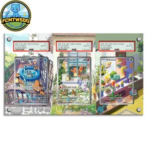 Op de afbeelding: Een display met drie Pokémon-kaarten, elk in een beschermende houder. De kaarten tonen Squirtle, Charmander en Bulbasaur, met Japanse tekst en beoordelingsinformatie. De display heeft een decoratieve achtergrond.