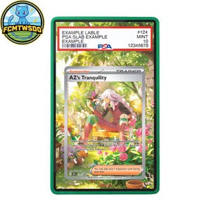 Può includere: Una carta collezionabile graduata PSA che mostra la carta Allenatore Aiuto AZ's Tranquility. La carta presenta un'illustrazione di un personaggio con lunghi capelli bianchi seduto in un giardino. La custodia ha un bordo verde e un'etichetta con il testo EXAMPLE LABLE.