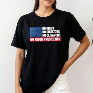 Puede incluir: Una taza de cerámica blanca con un asa negra y el texto "But First, Coffee" en negro, con una fuente de estilo manuscrito. La taza está sobre una superficie blanca.