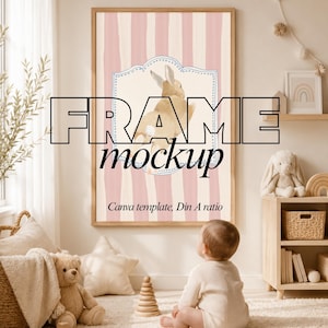 Può includere: Una cornice rettangolare in legno contenente un poster verticale con sfondo a righe rosa chiaro e bianco. Il poster presenta un'illustrazione centrale di un coniglio marrone all'interno di una cornice blu decorativa. Il testo recita FRAME mockup Canva template, Din A ratio.