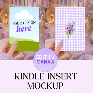 Puede incluir: Una maqueta de dos insertos de Kindle. Un inserto presenta un cielo azul con una nube blanca y colinas verdes, con el texto "YOUR DESIGN here". El otro inserto tiene un patrón de cuadros morados con una flor de lilas. La imagen también incluye el texto "EDIT IN CANVA" y "KINDLE INSERT MOCKUP".