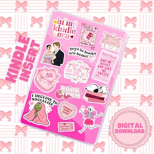 Peut inclure: Une insertion Kindle rose avec divers autocollants sur le thème des livres. Les autocollants incluent du texte tel que "in my kindle era", "boys in books are better" et "buy me books and call me pretty". D'autres autocollants représentent Snoopy, une grenouille et un squelette.