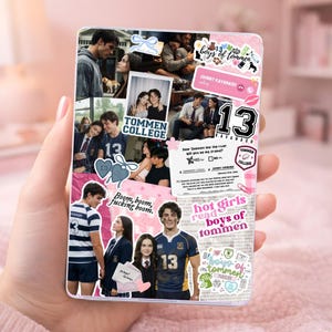 Puede incluir: Una funda de teléfono con un diseño de collage. Presenta imágenes de jóvenes, el texto "TOMMEN COLLEGE" y el número "13". El diseño también incluye las frases "boys of tommen" y "hot girls read boys of tommen".