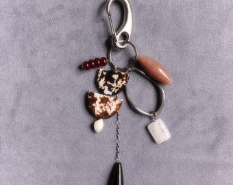 Llavero con dije escultural de piedra semipreciosa | Llavero talismán de piedra natural con detalles metálicos minimalistas