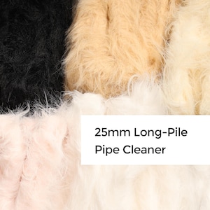 Puede incluir: Primer plano de limpiapipas de pelo largo de 25 mm en negro, beige, crema y rosa. La imagen muestra la textura y las variaciones de color de los suministros de manualidades.