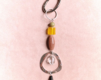 Llavero con dije escultural de piedra semipreciosa | Llavero talismán de piedra natural con detalles metálicos minimalistas