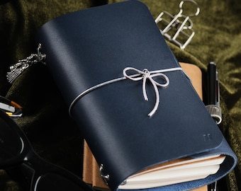 Funda personalizada para cuaderno tríptico A6 de cuero curtido vegetal, cuaderno de viaje recargable a medida.