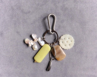 Llavero con dije escultural de piedra semipreciosa | Llavero talismán de piedra natural con detalles metálicos minimalistas