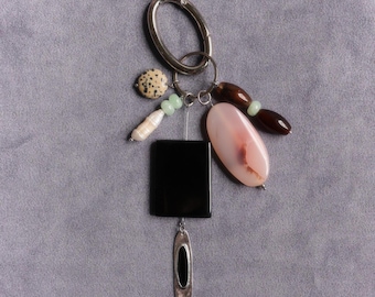 Llavero con dije escultural de piedra semipreciosa | Llavero talismán de piedra natural con detalles metálicos minimalistas