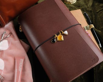 Funda personalizada para cuaderno tríptico A5 de cuero curtido vegetal, cuaderno de viaje recargable a medida.