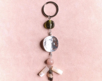 Llavero con dije escultural de piedra semipreciosa | Llavero talismán de piedra natural con detalles metálicos minimalistas