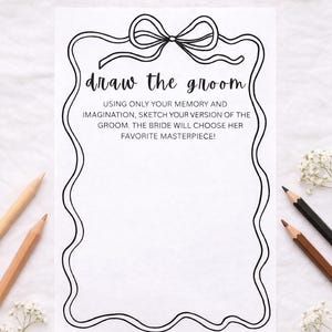 Puede incluir: Una hoja de papel blanca con el texto "draw the groom" en una fuente decorativa, enmarcada por una línea negra con un lazo en la parte superior. El texto anima a los invitados a dibujar al novio. Lápices de colores y flores están dispuestos alrededor del papel.