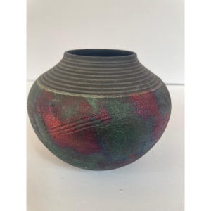 Raku Studio Pottery Iridescent Metallic Glaze Ribbed Neck Vase Signed 6 Inch D