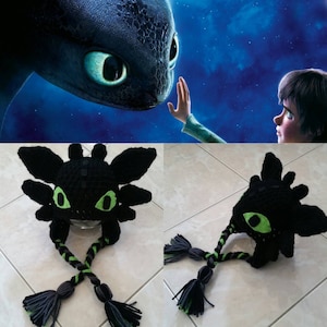 Könnte beinhalten: Schwarze und grüne Häkelmütze in Form eines Drachen mit langen geflochtenen Bändern in Grün und Schwarz.