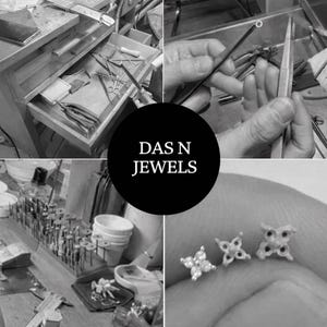 Puede incluir: Imagen en blanco y negro que muestra la fabricaci&oacute;n de joyas. La imagen incluye herramientas, superficies de trabajo y primeros planos de manos trabajando con joyas. El texto "DAS N JEWELS" est&aacute; en un c&iacute;rculo negro. La imagen tambi&eacute;n muestra tres peque&ntilde;os pendientes decorativos.