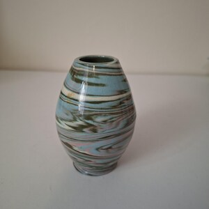 Vasr, geproduceerd door Alton Towers Pottery (soms geassocieerd met pottenbakkers uit Staffordshire zoals Stephen Parry Thomas).